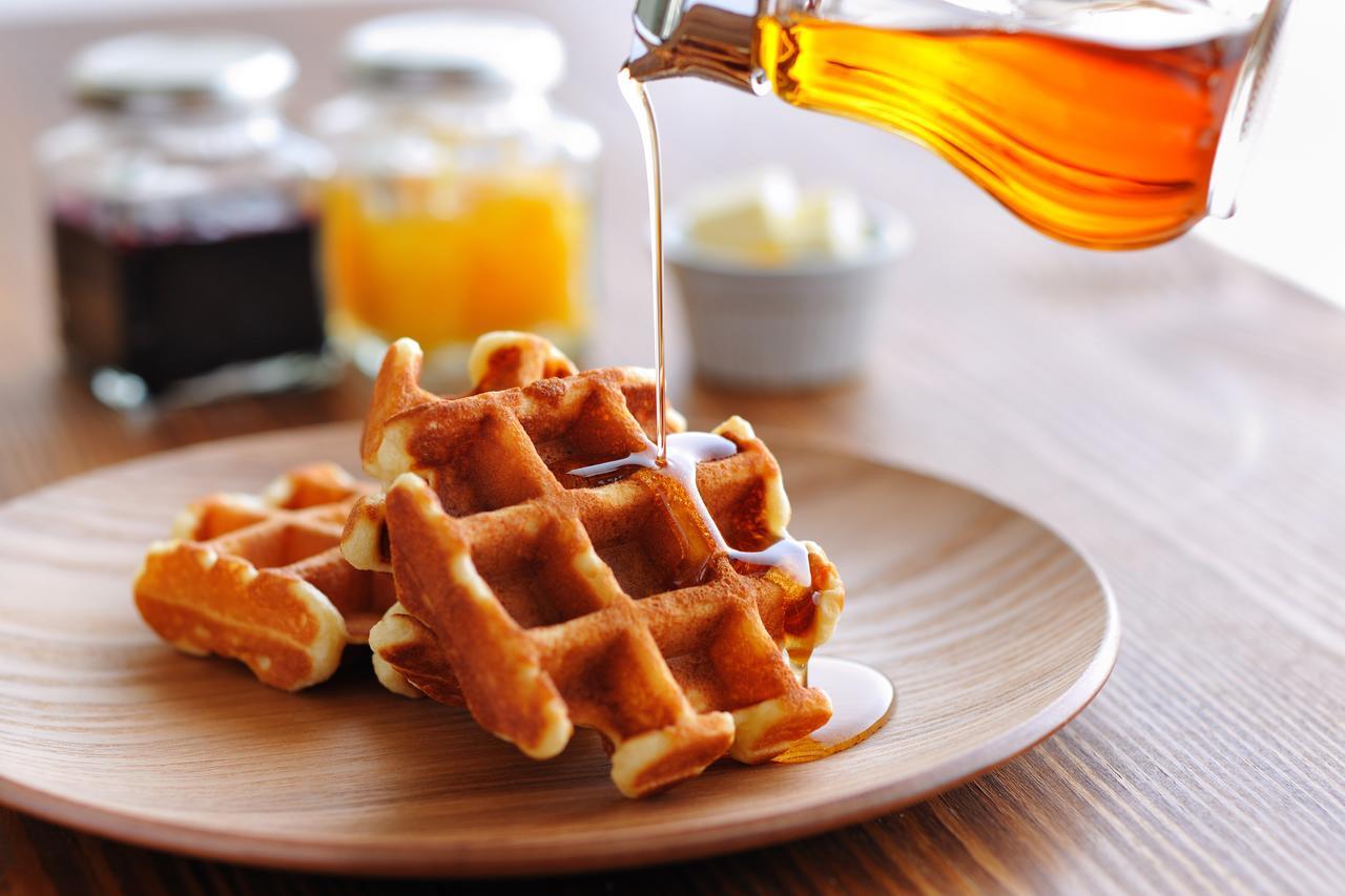 Omo7 Asahikawa By Hoshino Resorts Buitenkant foto Maple syrup being poured on a stack of waffles