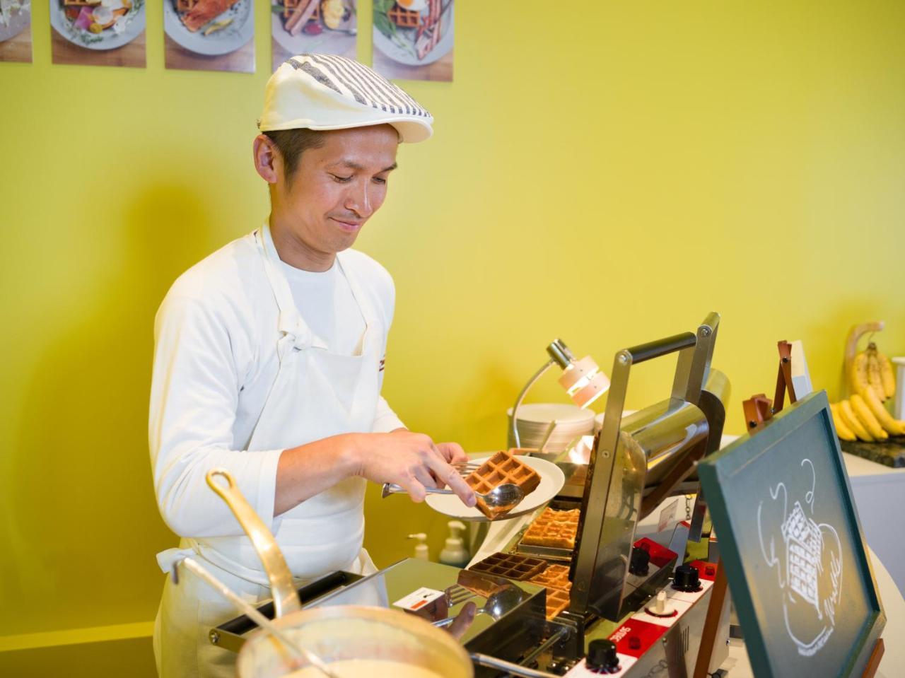 Omo7 Asahikawa By Hoshino Resorts Buitenkant foto A chef preparing Belgian waffles