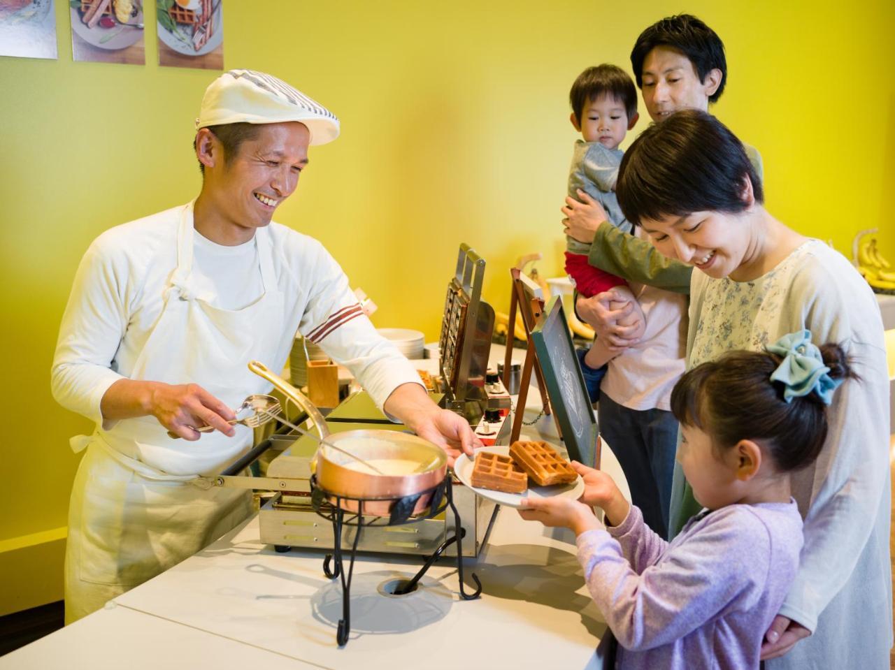 Omo7 Asahikawa By Hoshino Resorts Buitenkant foto A family at a buffet